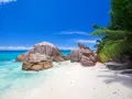 Rajska plaża z palmami i skałami, idealne miejsce, gdzie na podróż poślubną. Błękitne morze i biały piasek.