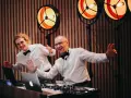 Dwóch DJ-ów w białych koszulach i czarnych muszkach, gotowych do zabawy. Zastanawiasz się, ile kosztuje dj na wesele?