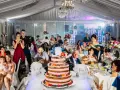 Efektowny tort weselny z owocami i dymem, goście robią zdjęcia. Cena takiego cudu może być zaskoczeniem!