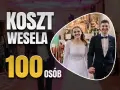 Ile kosztuje wesele na 100 osób? Młoda para trzyma się za ręce, uśmiechnięta, w kościele.