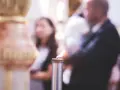 Płonąca świeca podczas uroczystości. Zastanawiasz się, kogo zaprosić na chrzciny?
