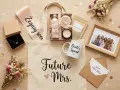 Elegancki prezent na wieczór panieński: torba z napisem "Future Mrs.", naszyjnik, kosmetyki, kubek "Bride's Squad", ramka ze zdjęciem i voucher.