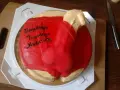 Tort panieński w kształcie czerwonych majtek z napisem "Wszystkiego Twardego Madziu!!!".