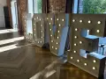 Podświetlane litery LOVE, idealne atrakcje na wesele, tworzą romantyczną atmosferę.