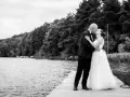 Para młoda całuje się na pomoście. Zastanawiasz się, ile kosztuje fotograf na wesele? Taka sesja to wspaniała pamiątka.