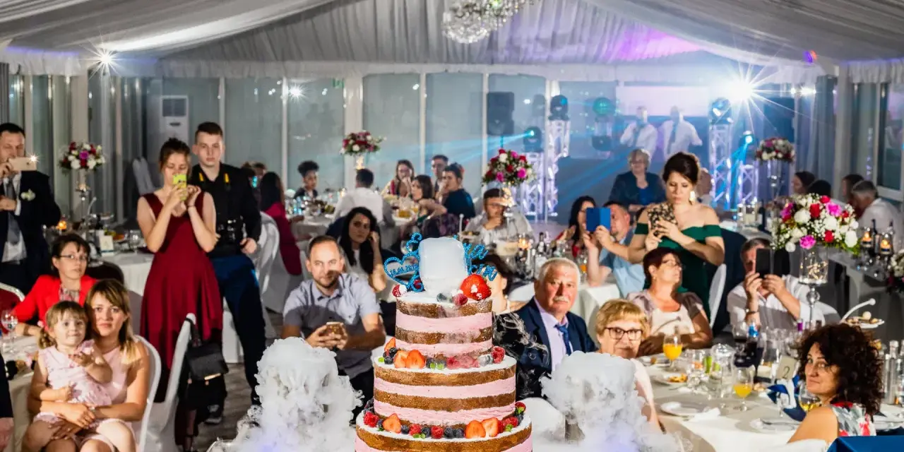 Efektowny tort weselny z owocami i dymem, goście robią zdjęcia. Cena takiego cudu może być zaskoczeniem!