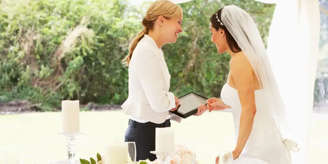 Panna młoda i wedding planner omawiają szczegóły. Sprawdź wedding planner cena, by zorganizować wymarzone wesele.