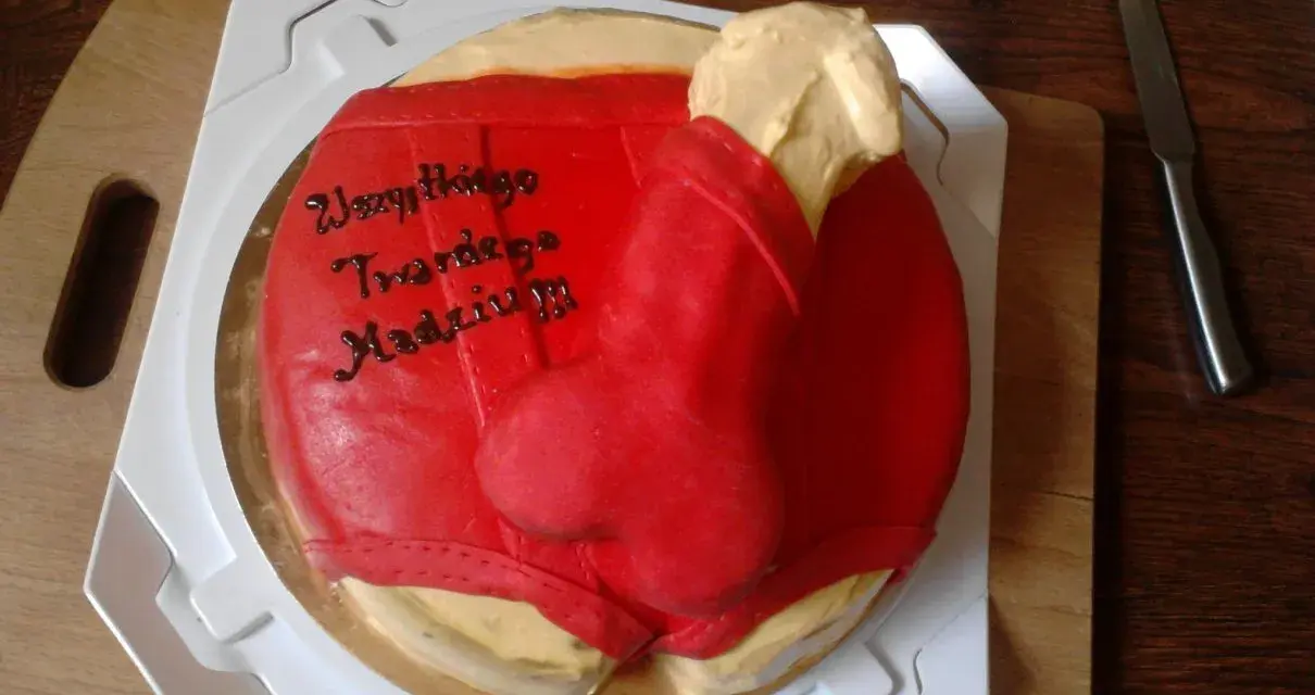 Tort panieński w kształcie czerwonych majtek z napisem "Wszystkiego Twardego Madziu!!!".