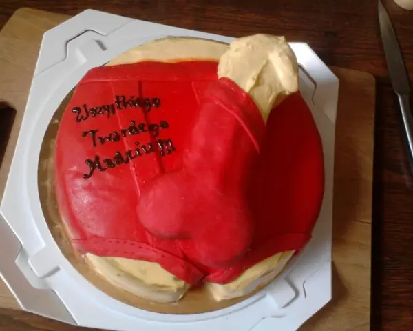 Tort panieński w kształcie czerwonych majtek z napisem "Wszystkiego Twardego Madziu!!!".