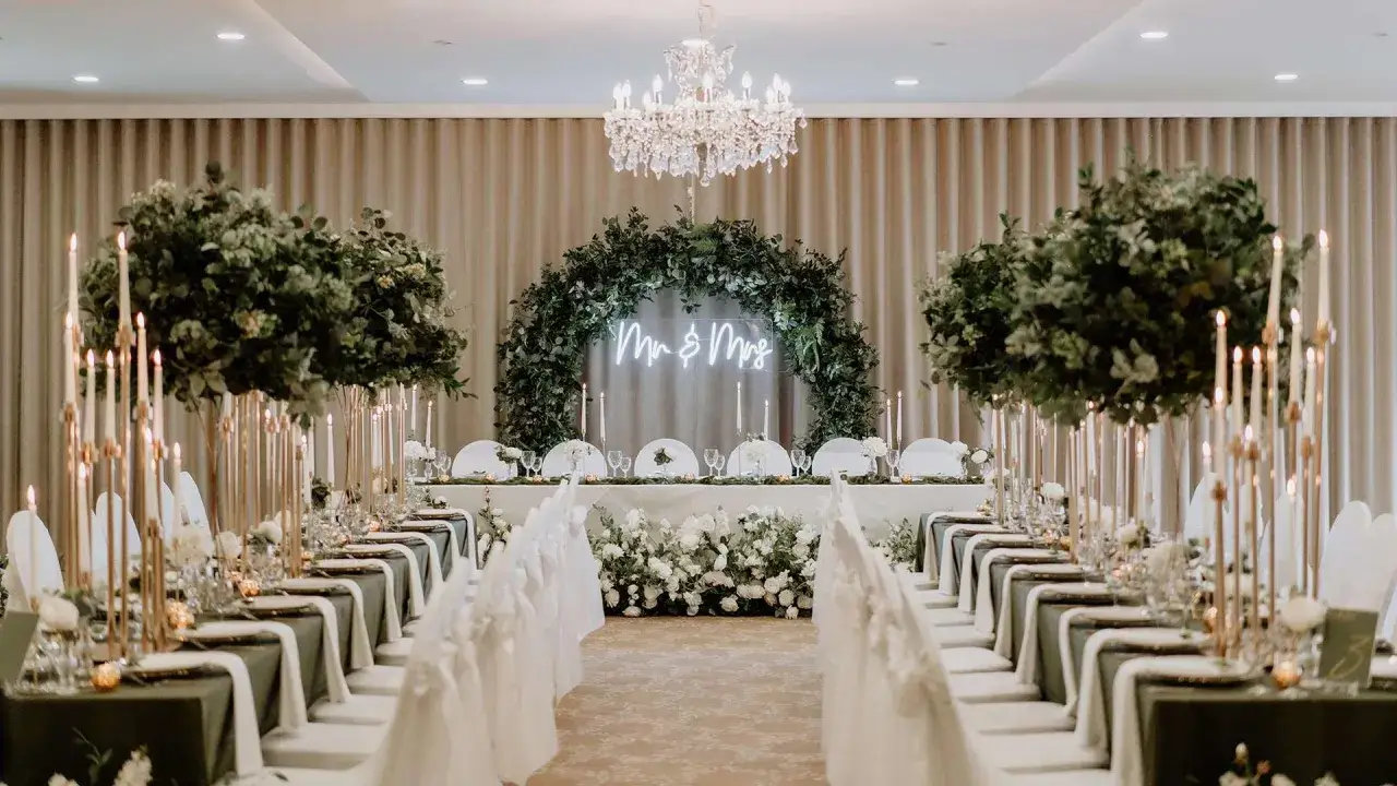 Elegancka sala weselna z łukiem z zieleni, neonem 