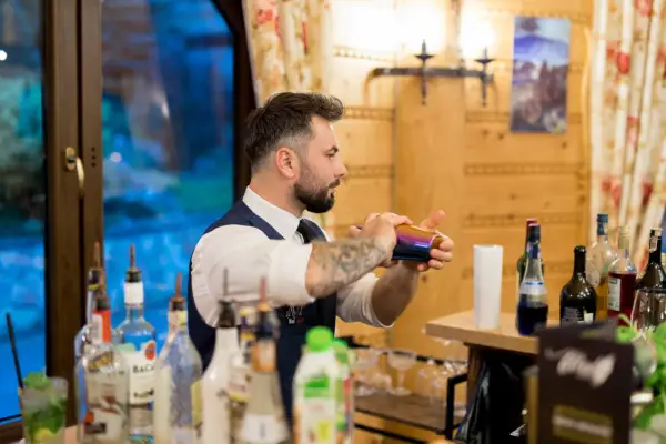 Barman na wesele, cena zależy od doświadczenia i oferty. Ten profesjonalista tworzy drinki na imprezie.