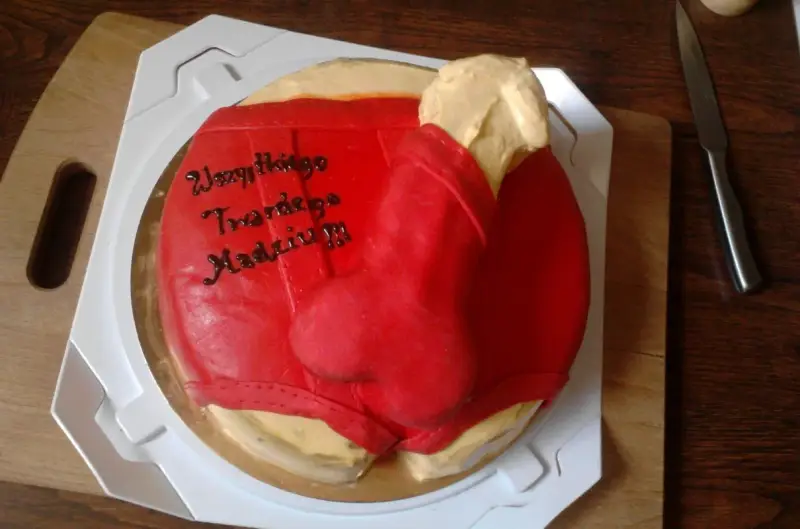 Tort panieński w kształcie czerwonych majtek z napisem "Wszystkiego Twardego Madziu!!!".